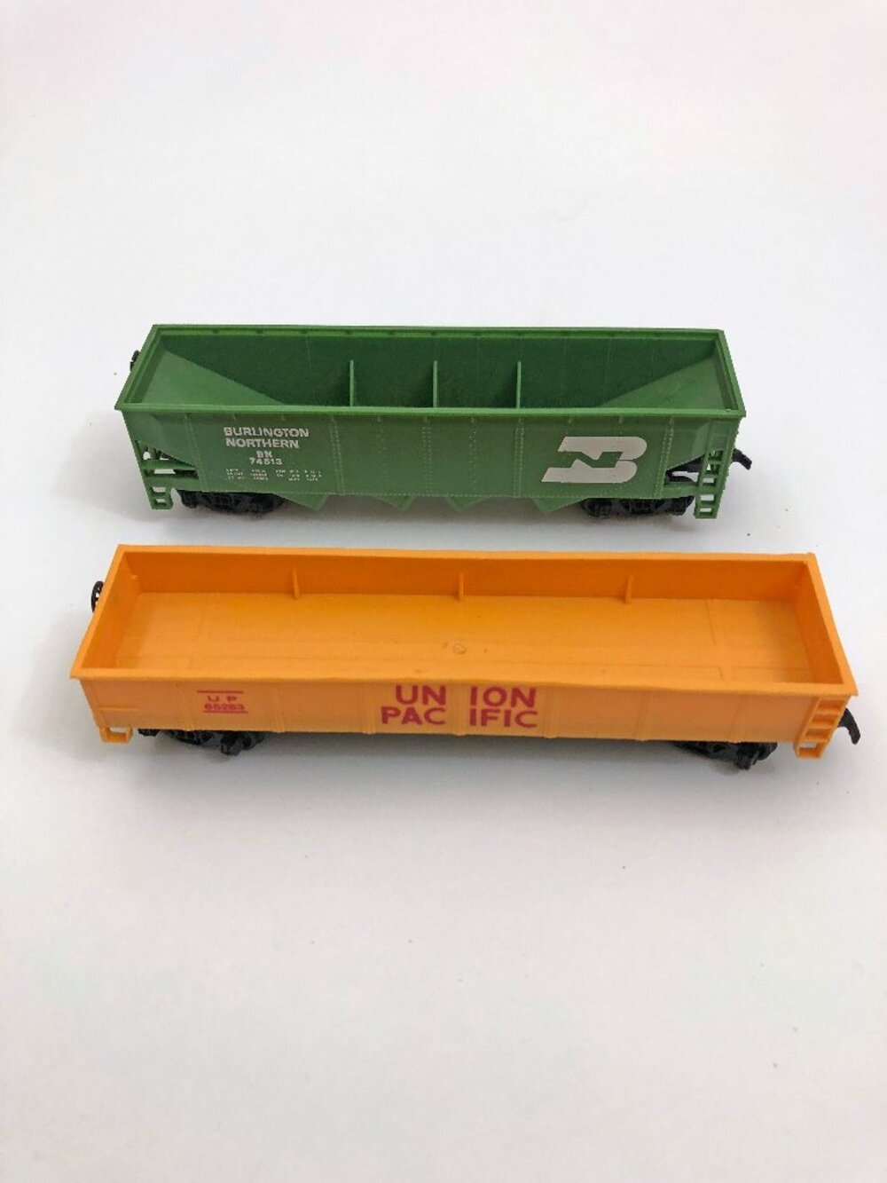 HO Scale Set-2 Hopper Cars Union Pacific & Burlington Northern